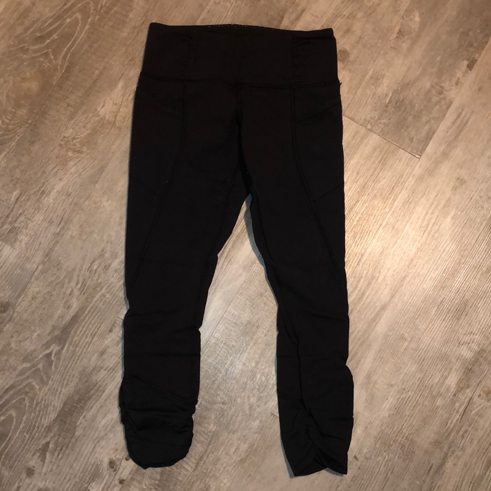 LULULEMON BLACK CAPRIS